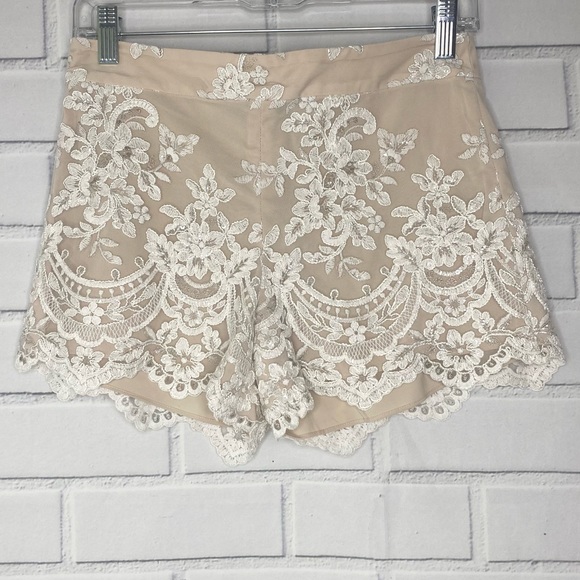 Alice + Olivia Pants - Alice & Olivia Scalloped Lace Shorts size 2